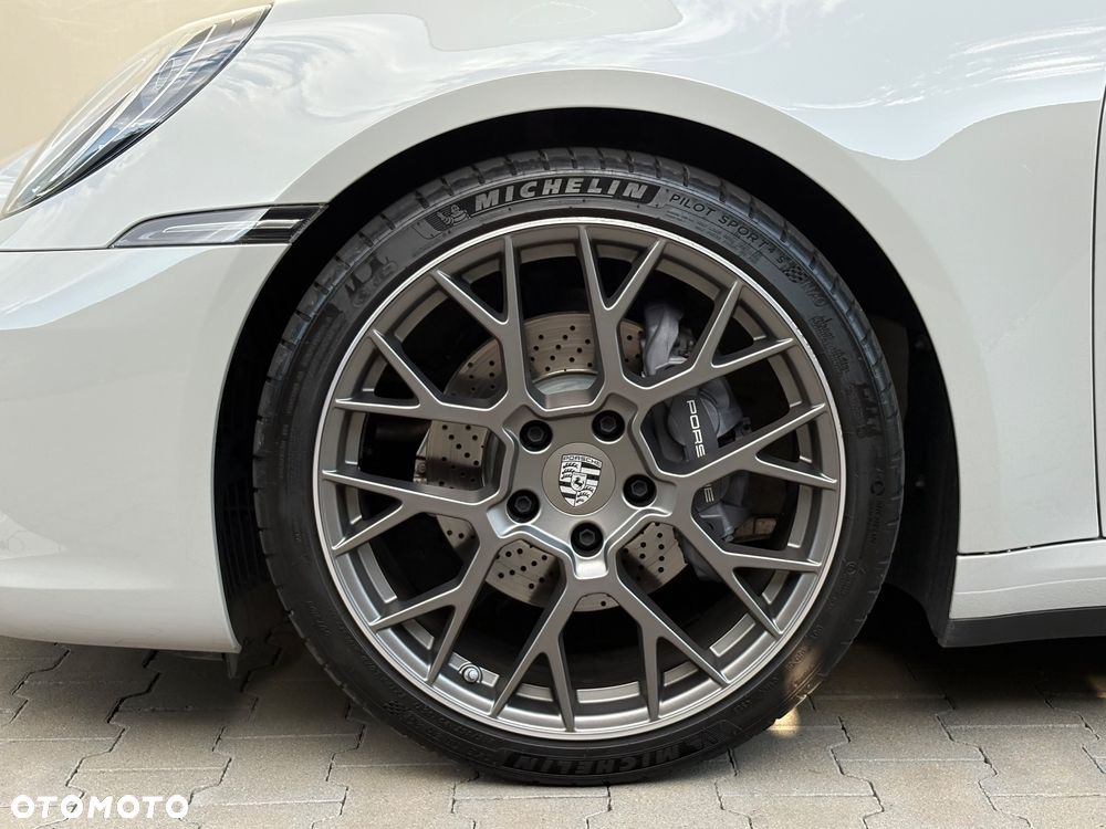 Porsche 911 Carrera 4 - 17