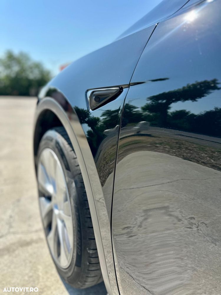 Tesla Model Y - 9