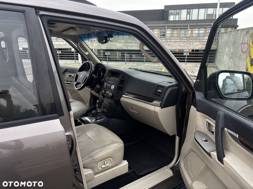 Mitsubishi Pajero - 14