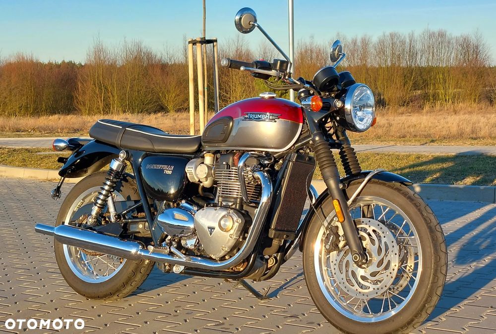 Triumph Bonneville - 8