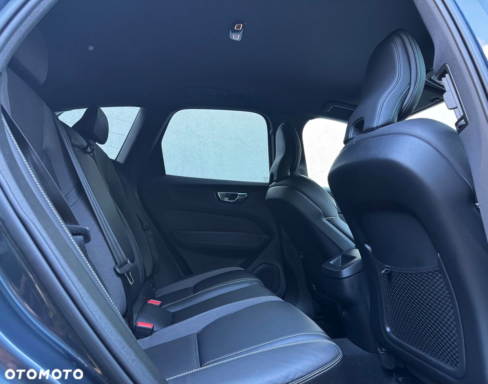 Volvo XC 60 B4 D AWD Plus Dark - 11