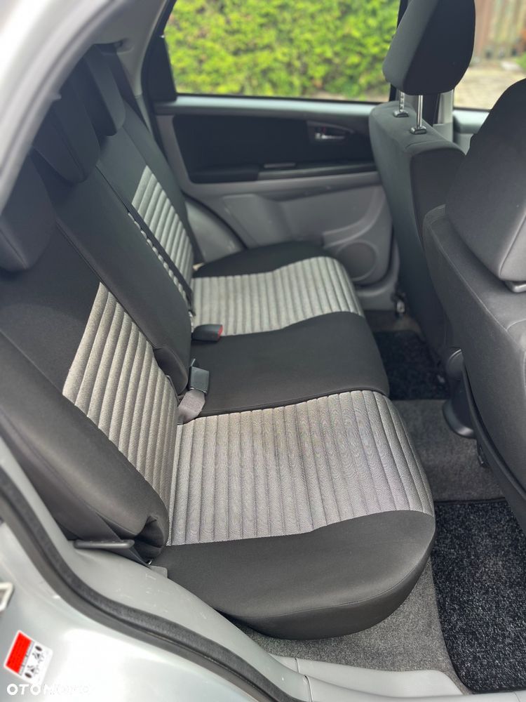 Suzuki SX4 1.6 Comfort Plus - 11