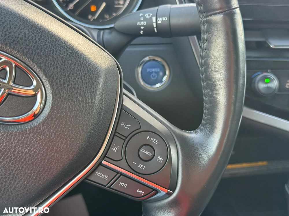 Toyota Camry Luxury - 14