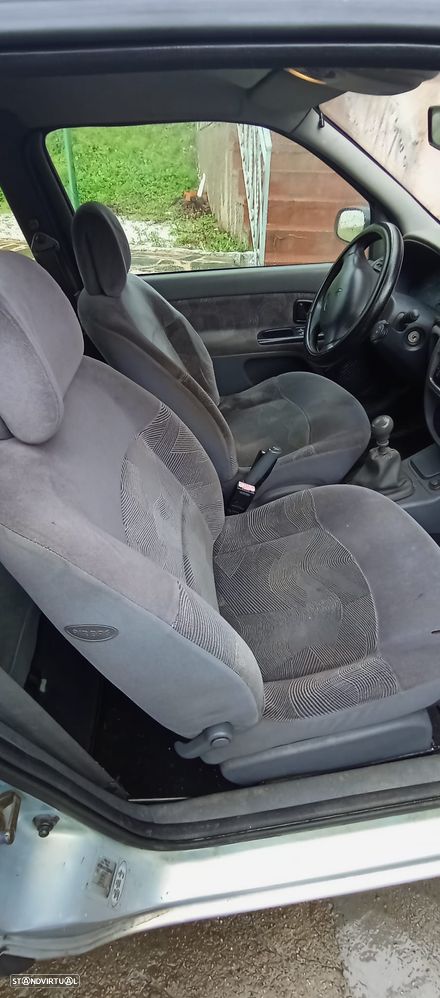 Renault Clio 1.2 RXE - 9