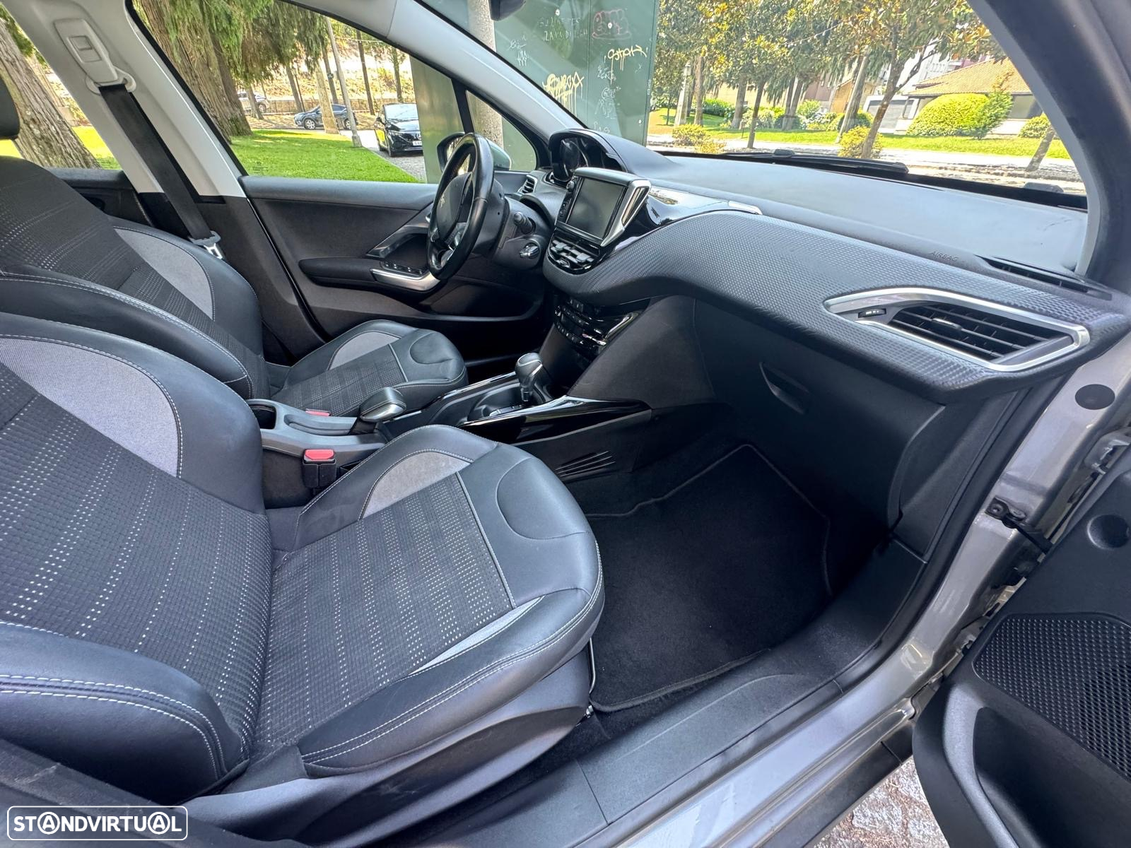 Peugeot 2008 1.2 PureTech Allure EAT6 - 16