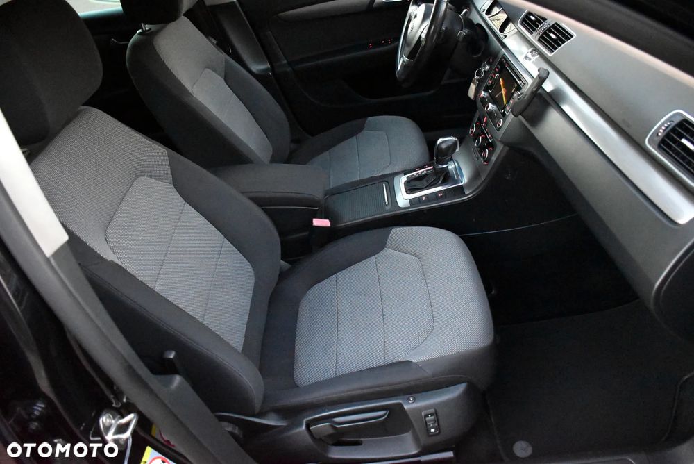 Volkswagen Passat 2.0 TDI DSG Comfortline - 23