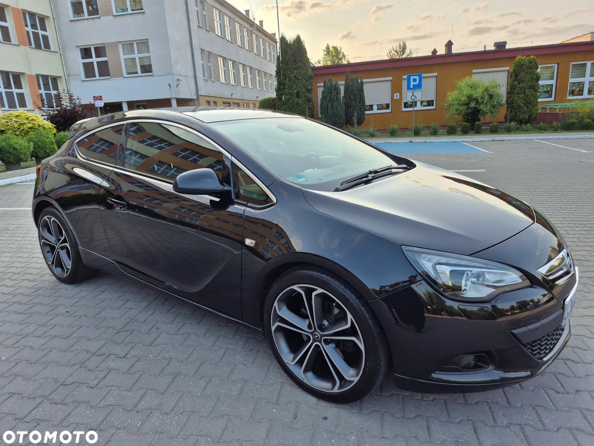 Opel Astra IV GTC 1.6 T Sport - 13