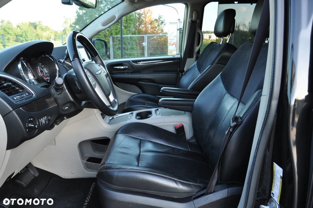 Chrysler Town & Country 3.6 Limited - 21