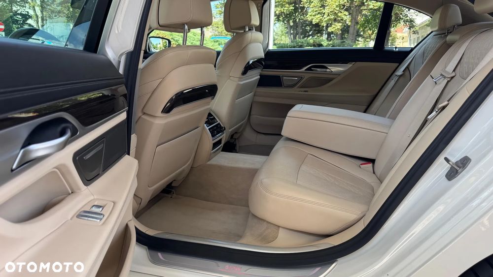 BMW Seria 7 750Li xDrive - 21