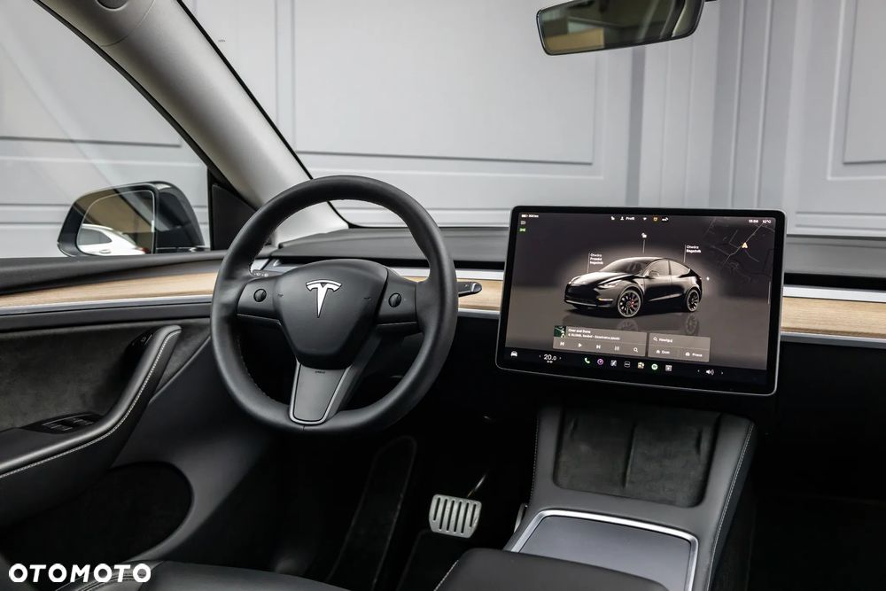 Tesla Y Performance AWD - 13