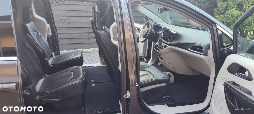 Chrysler Pacifica - 8