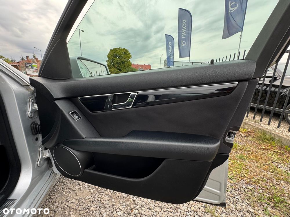 Mercedes-Benz Klasa C 180 BlueEFFICIENCY 7G-TRONIC Elegance - 37