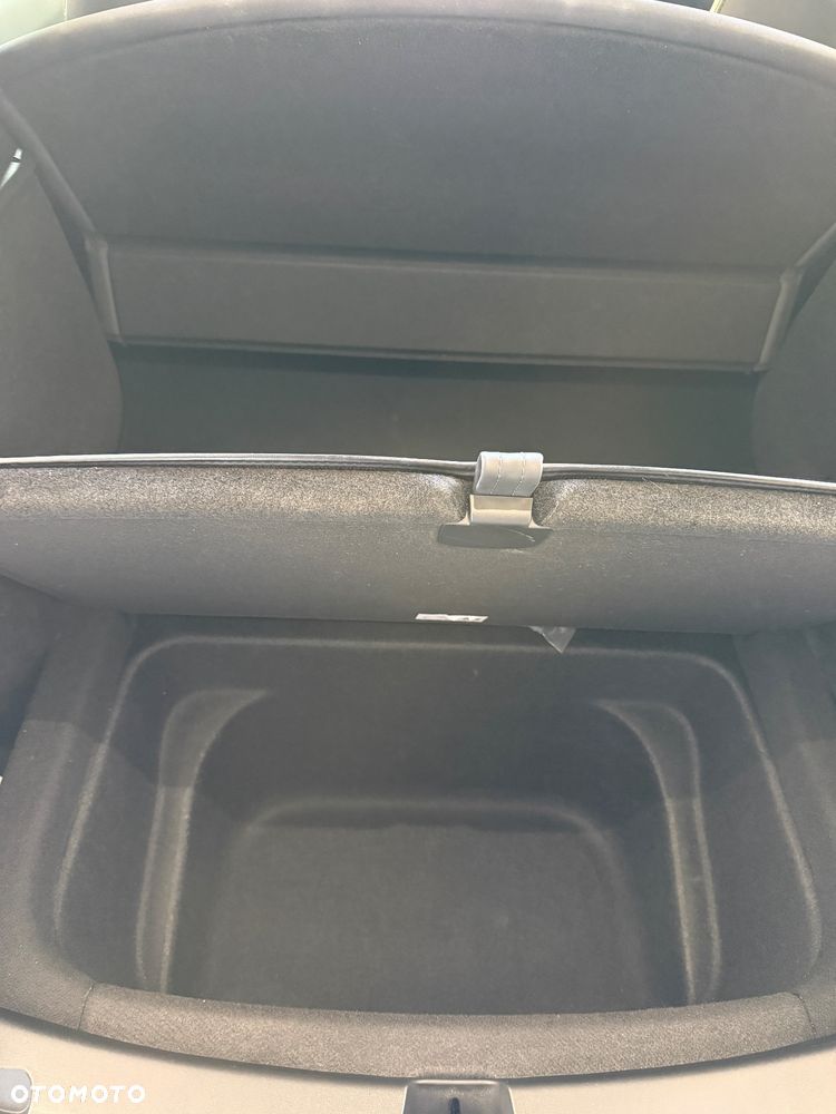 Tesla Model Y Long Range AWD - 16