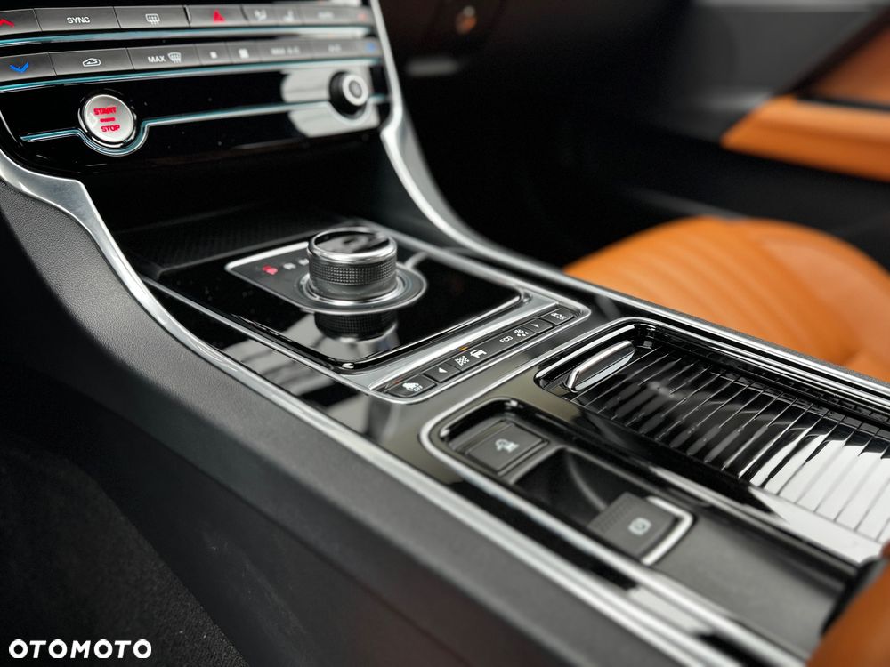 Jaguar XE 2.0 T R-Sport - 24