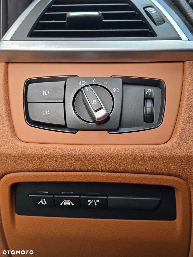 BMW Seria 3 330i xDrive Luxury Line - 26