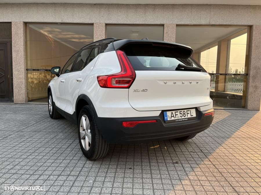 Volvo XC 40 1.5 T2 Momentum Geartronic - 4