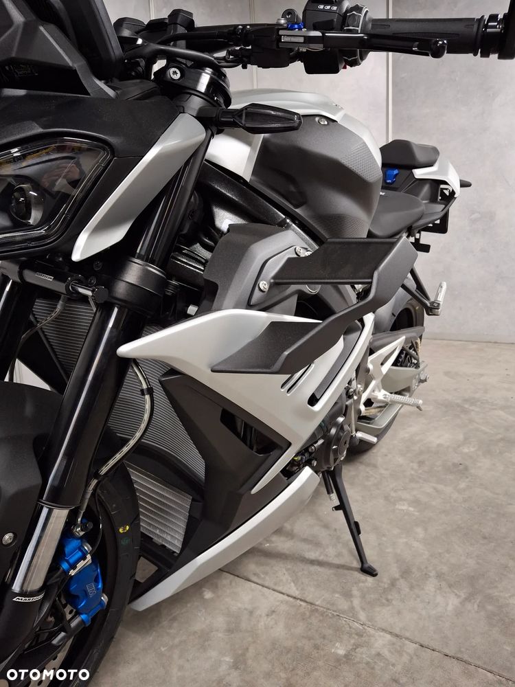 BMW S - 9