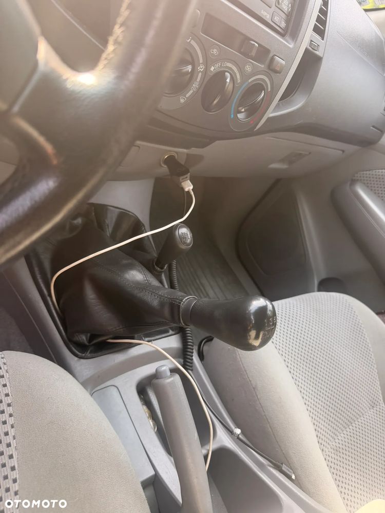 Toyota Hilux 2.5 D-4D SR5 - 24