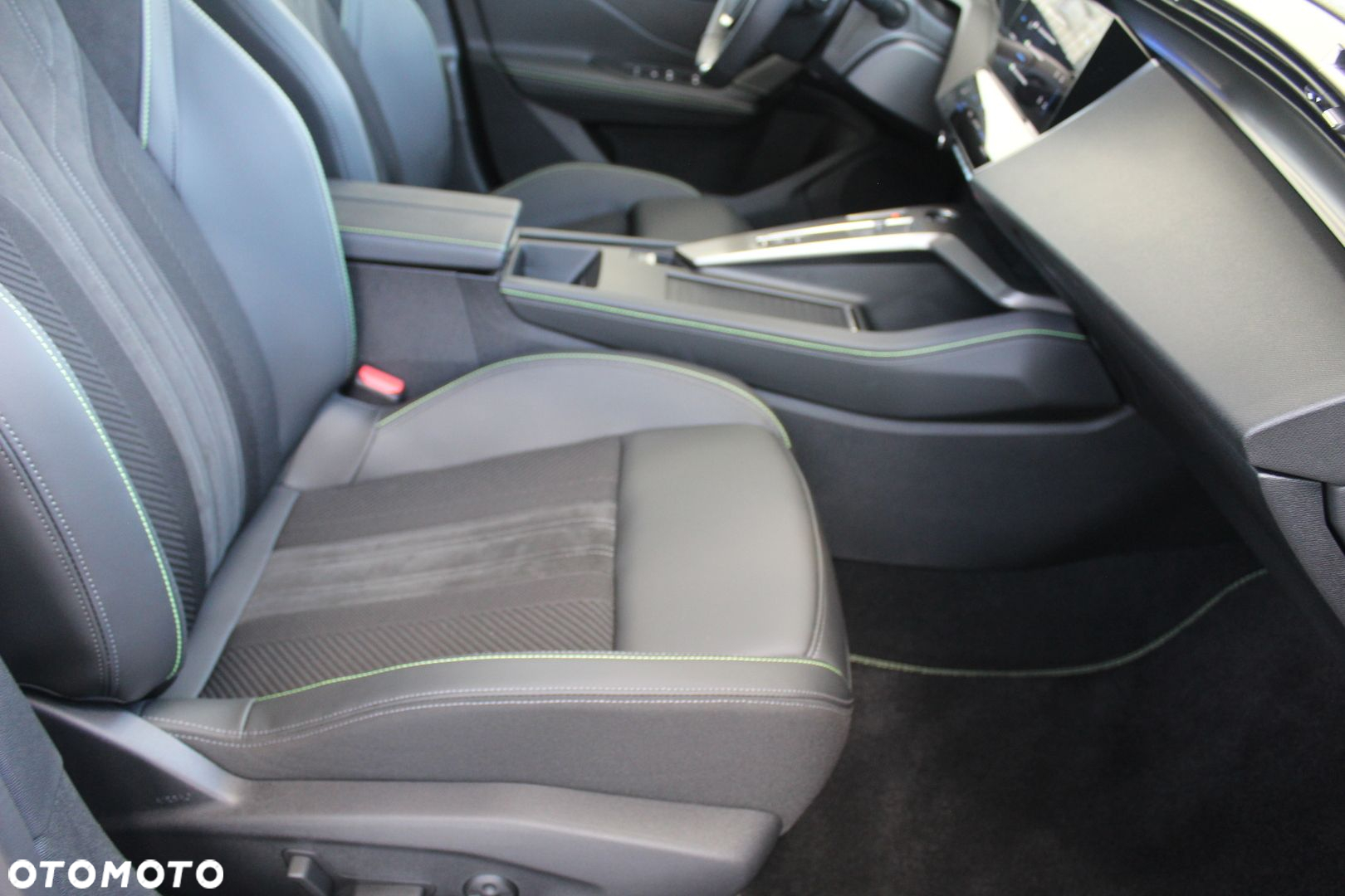Peugeot 408 - 40