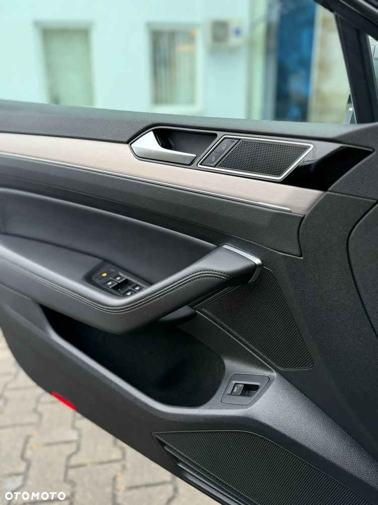 Volkswagen Passat Variant 2.0 TDI SCR DSG Highline - 25