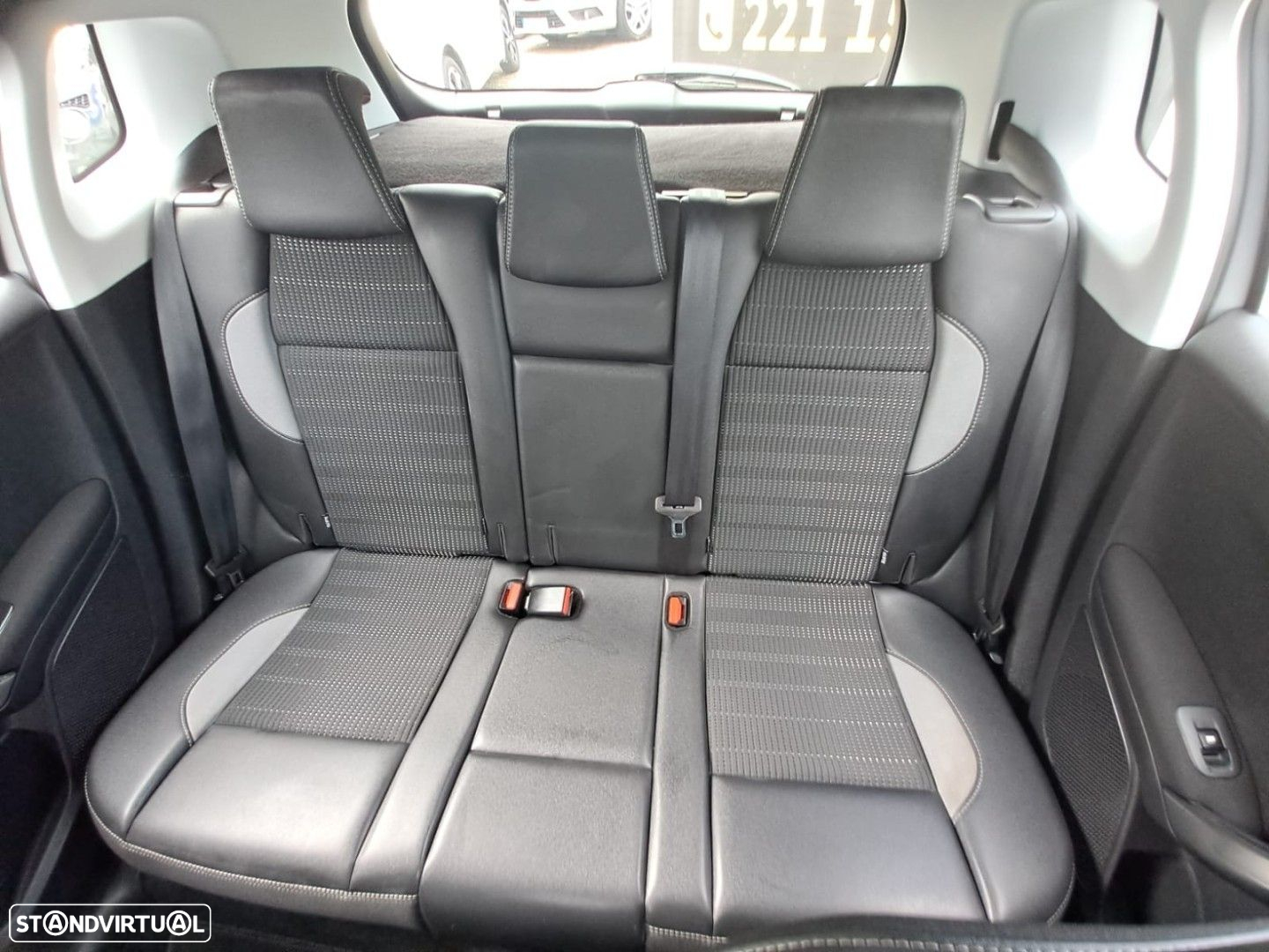 Peugeot 2008 1.2 PureTech Allure EAT6 - 11