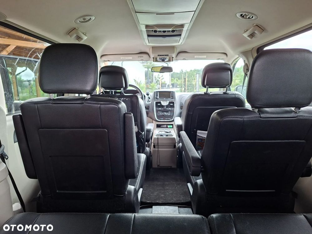 Chrysler Town & Country - 16