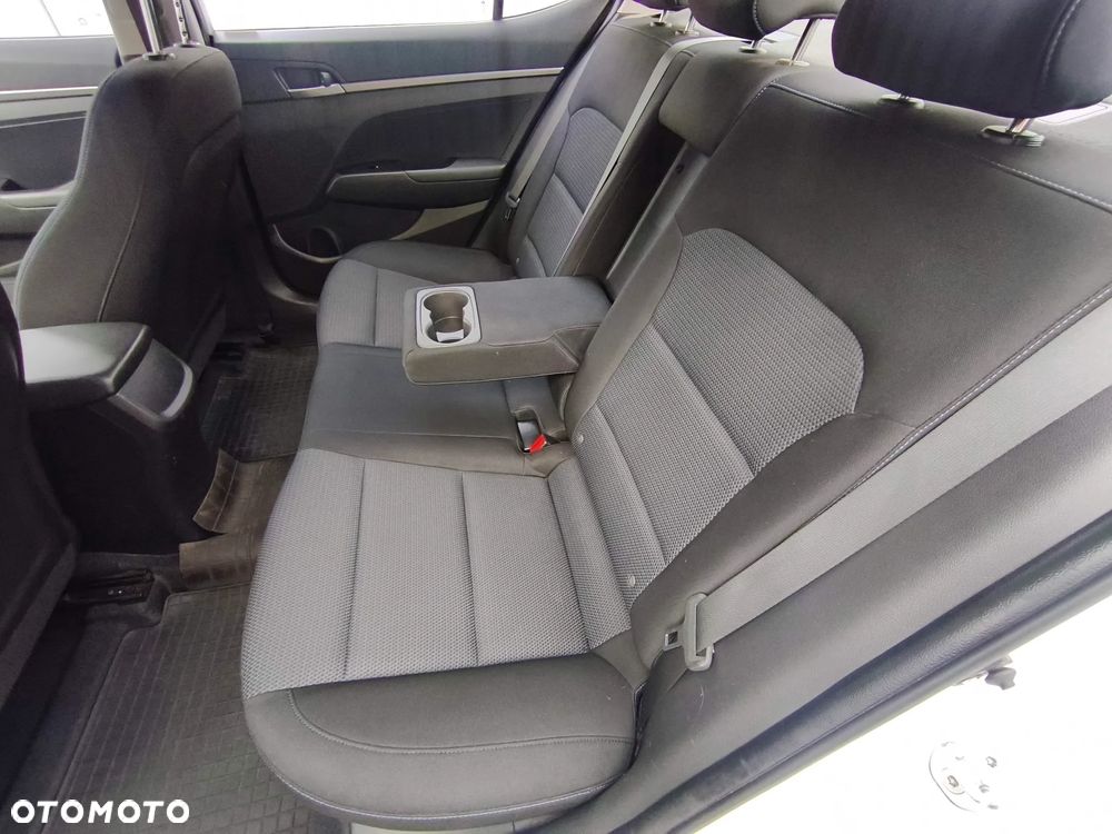 Hyundai Elantra 1.6 Comfort - 17