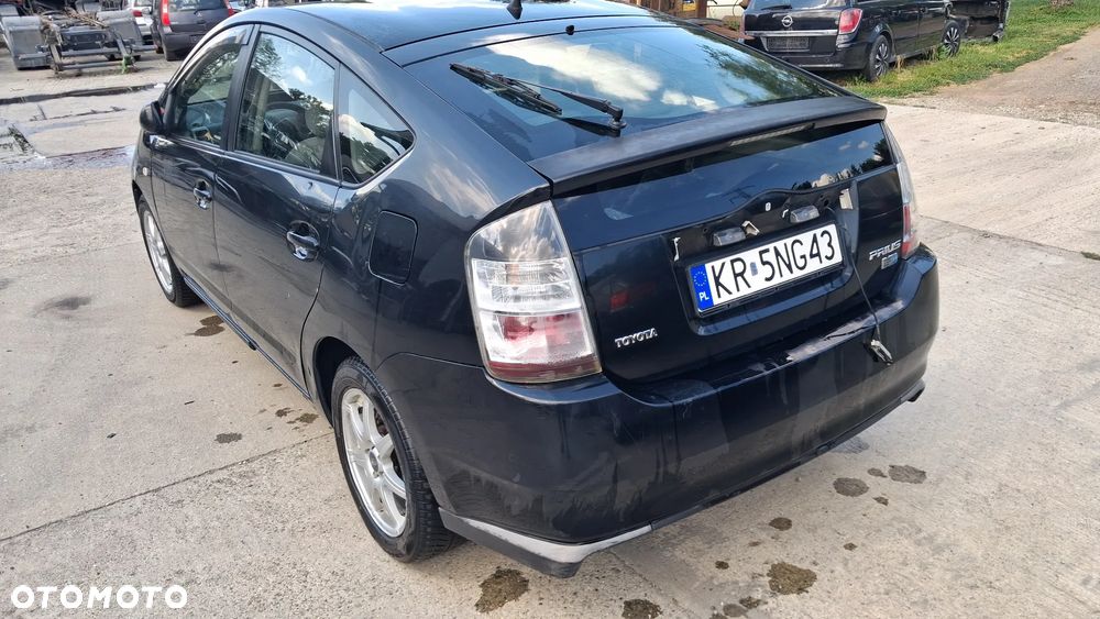 Na części Toyota Prius HYBRID silnik 1.5 112 KM 1NZ-FXE lakier 202 skrzynia automatyczna e-CVT falownik Bateria hybrydowa maska zderzak drzwi klapa szyba fotel kanapa lusterko lampa deska GWARANCJA !!! Przód Tył Zestaw Komplet Drzwi Klapa Zderzak Błotnik Maska Grill Atrapa Szyba Pas Lampa Lusterko Boczki Fotel Kanapa Kokpit Deska Rozdzielcza Przełącznik Włącznik Sterownik Przewody Wiązka Instalacja Moduł Komputer Czujnik Listwa Pompa Alternator Wtryski Głowica Rozrusznik Kompresor Sprzęgło Dwumas Silnik  Skrzynia ABS Klimatyzacji Paliwa Wspomagania Kolektor Przepustnica Zawór Chłodnica Koło Hak Belka Sanki Zawieszenie Mcpherson Półoś Amortyzator Wydech Tłumik Zacisk Most - 3