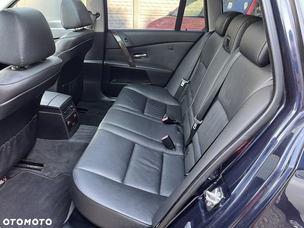 BMW Seria 5 523i Touring - 28