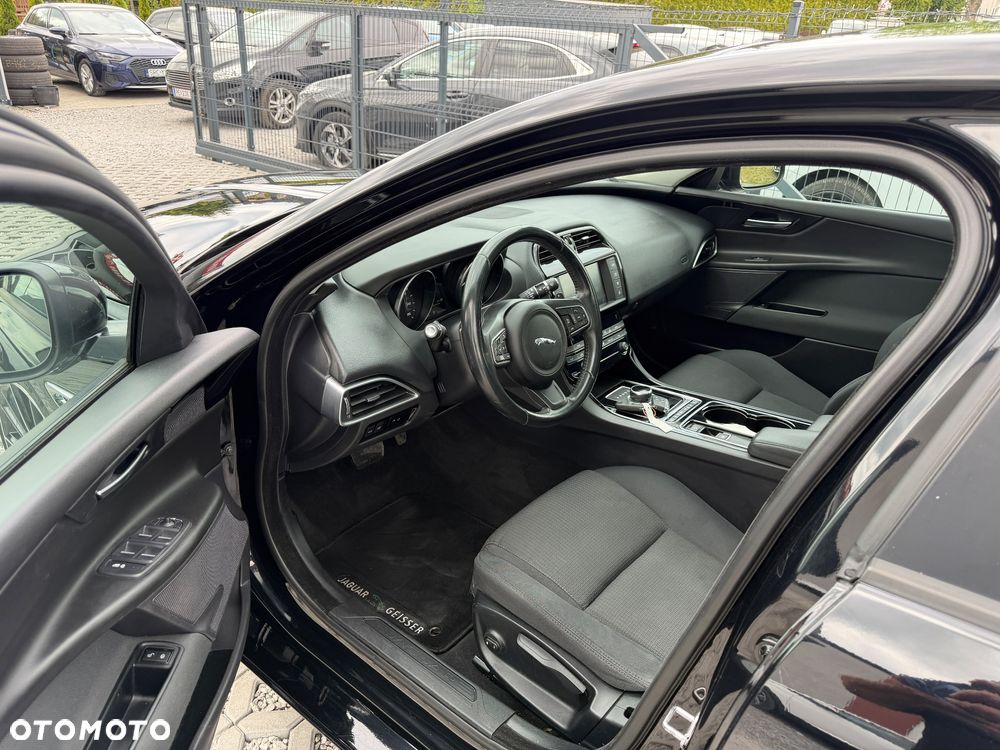 Jaguar XE 20t Prestige - 17