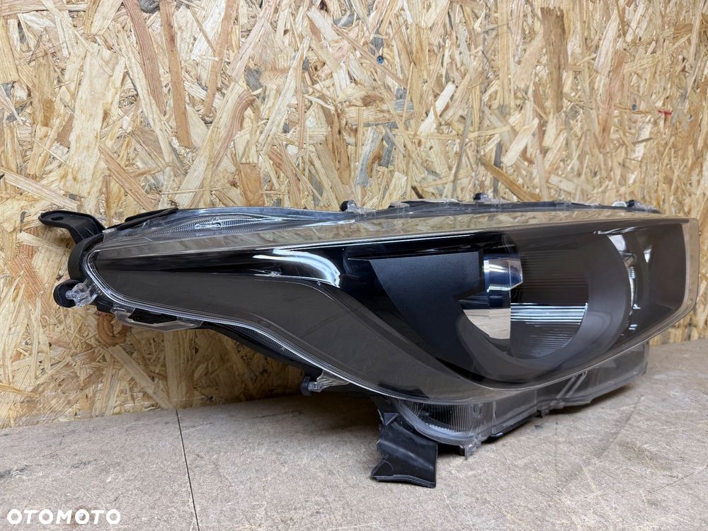 TOYOTA YARIS IV 2020- LAMPA PRAWY PRZÓD ZWYKŁA SOCZEWKA KOITO K0-6 EU - 15