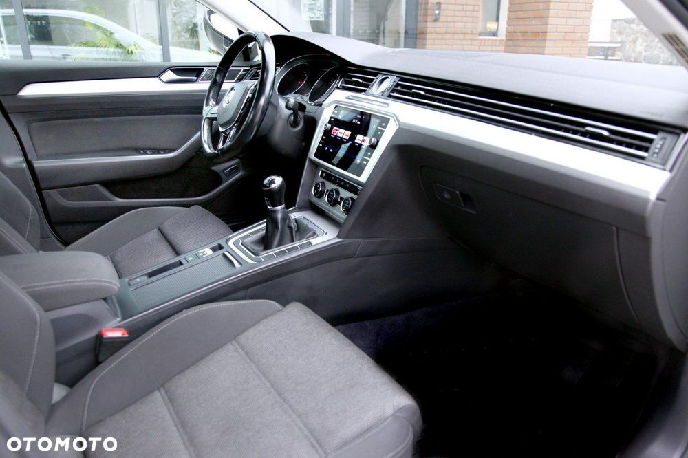 Volkswagen Passat - 11