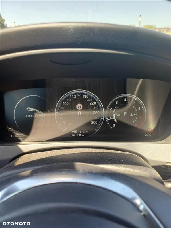 Jaguar XE 2.0 T R-Sport - 6