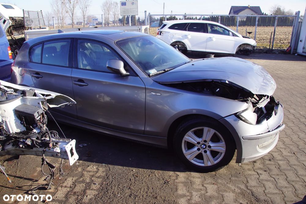 Auto na części - BMW E87 116D Lift 2.0 D 116 KM N47D20 GS6-17DG A52 2010R Silnik Skrzynia Drzwi Błotnik Zderzak Klapa Lampa Klamka Szyba Lusterko Deska Kokpit Sterownik Moduł Czujnik Licznik Panel Kierownica - 8