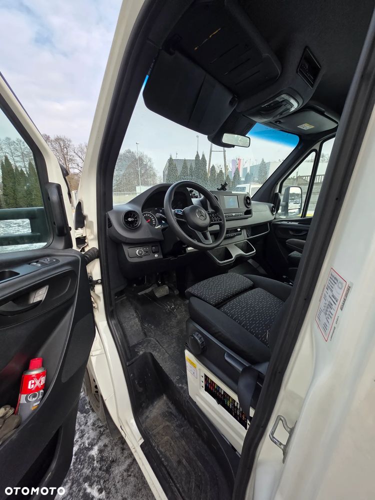 Mercedes-Benz Sprinter - 25