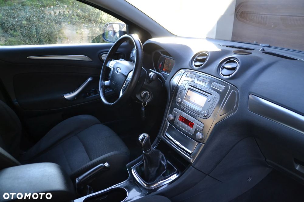 Ford Mondeo 2.0 FF Ghia - 28