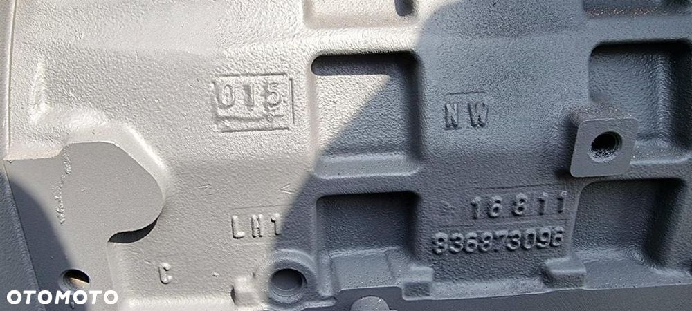 SILNIK SŁUPEK VALTRA S323 S 323 X24927 2011 - 2