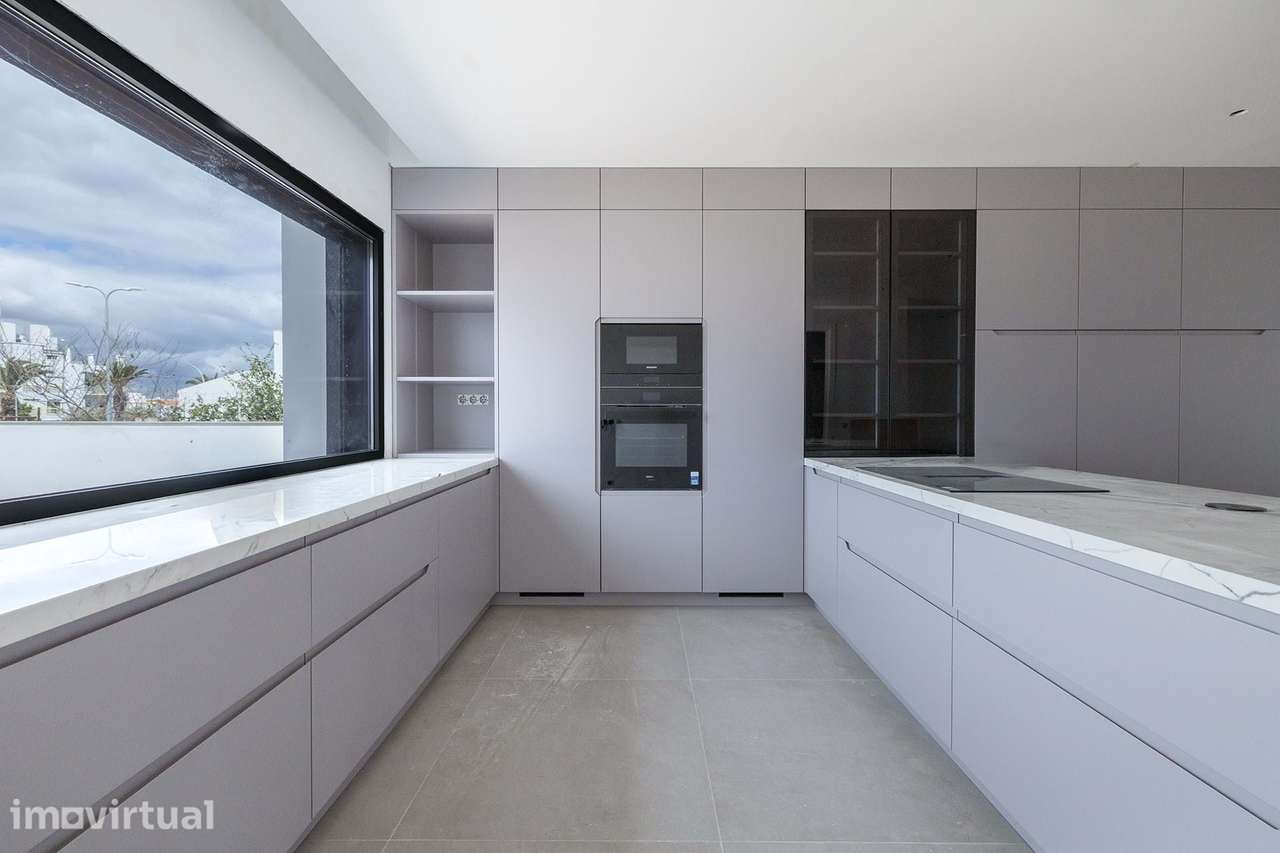 MORADIA T4 CONTEMPORÂNEA COM PISCINA E ROOFTOP EM LAGOS - Grande imagem: 5/36