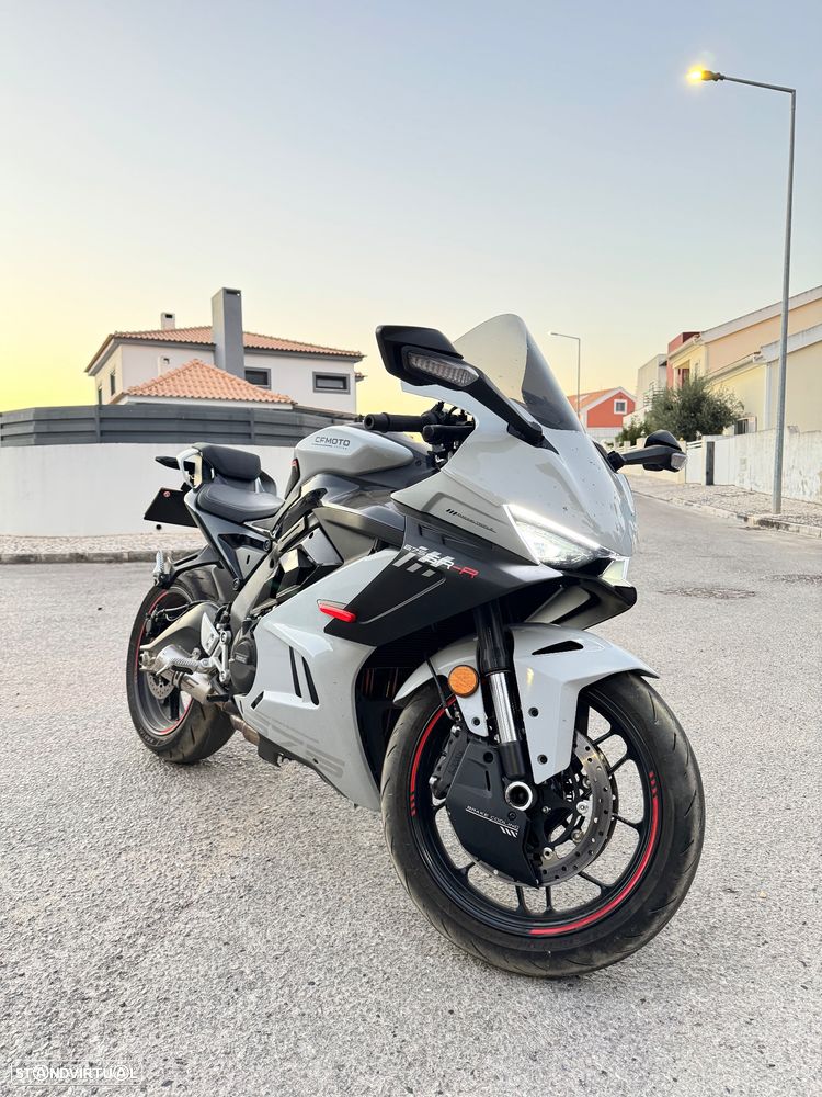 CF Moto 675SR-R - 3