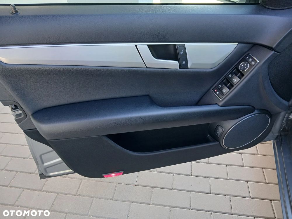 Mercedes-Benz Klasa C 200 7G-TRONIC Avantgarde Edition - 24