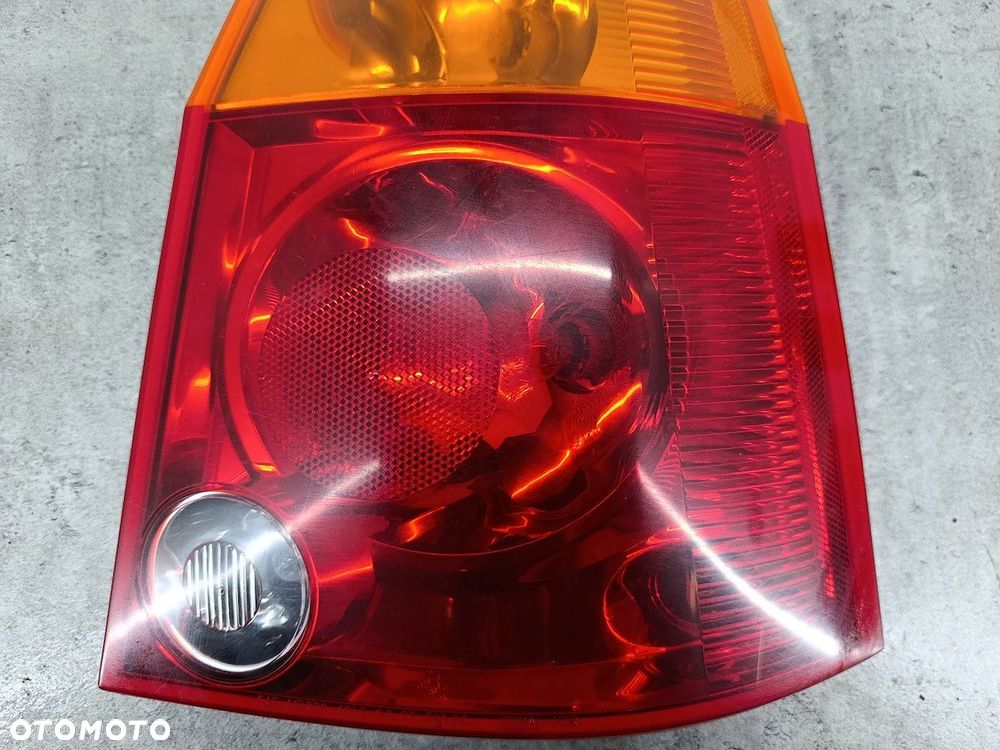 LAMPA TYLNA PRAWA CHRYSLER PACIFICA I - 3