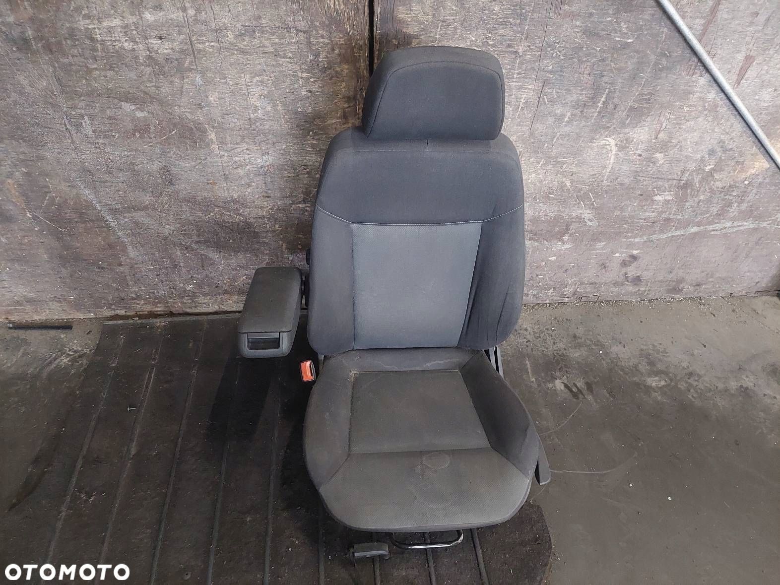 FOTEL LEWY PRZÓD + PODŁOKIETNIK OPEL ASTRA H - 1