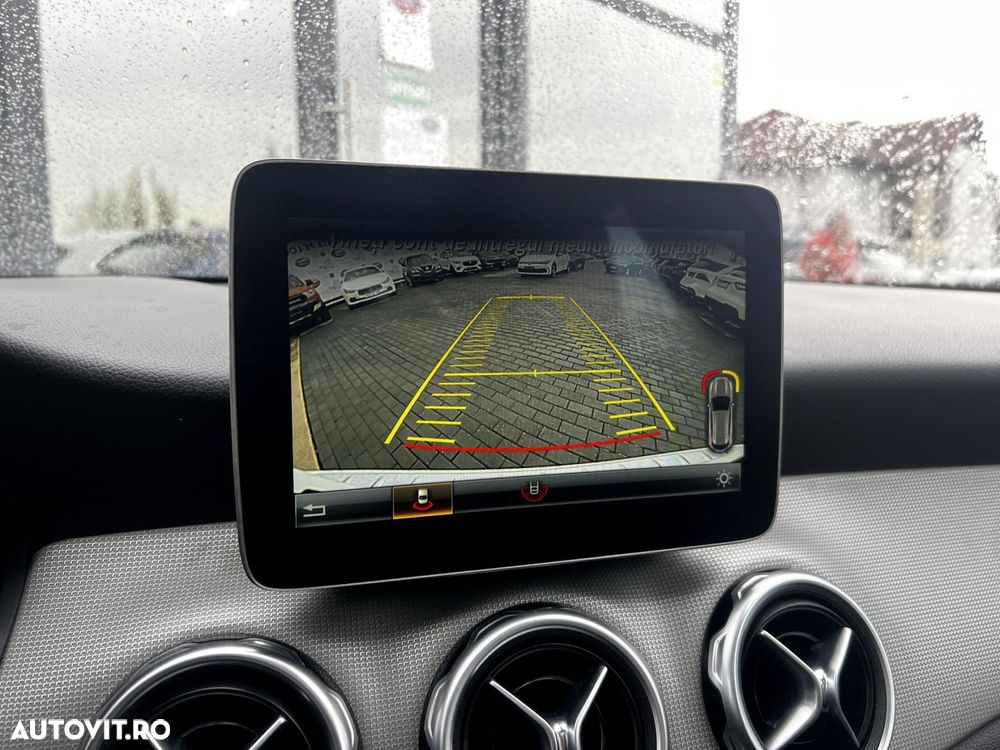 Mercedes-Benz GLA 180 7G-DCT Urban - 12