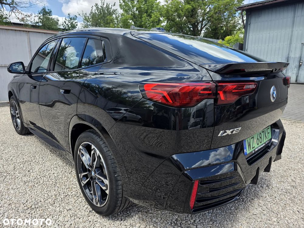 BMW iX2 eDrive20 66.5kWh M Sport - 11