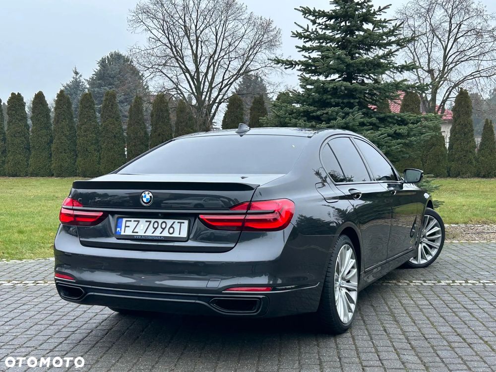 BMW Seria 7 750i - 8