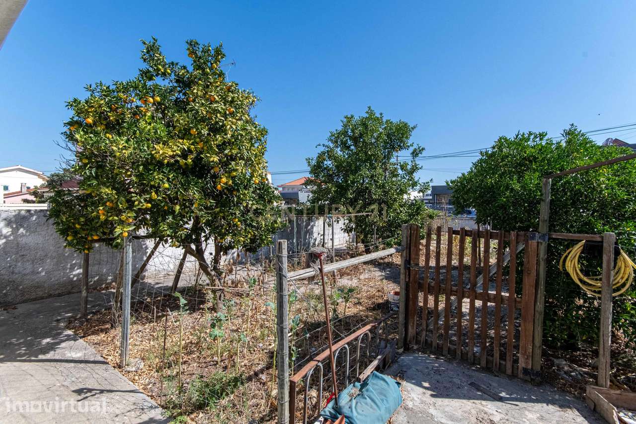 Terreno com 371 m² e Construção de Apoio com 60,40 m² | Fernão Ferro - Grande imagem: 3/7