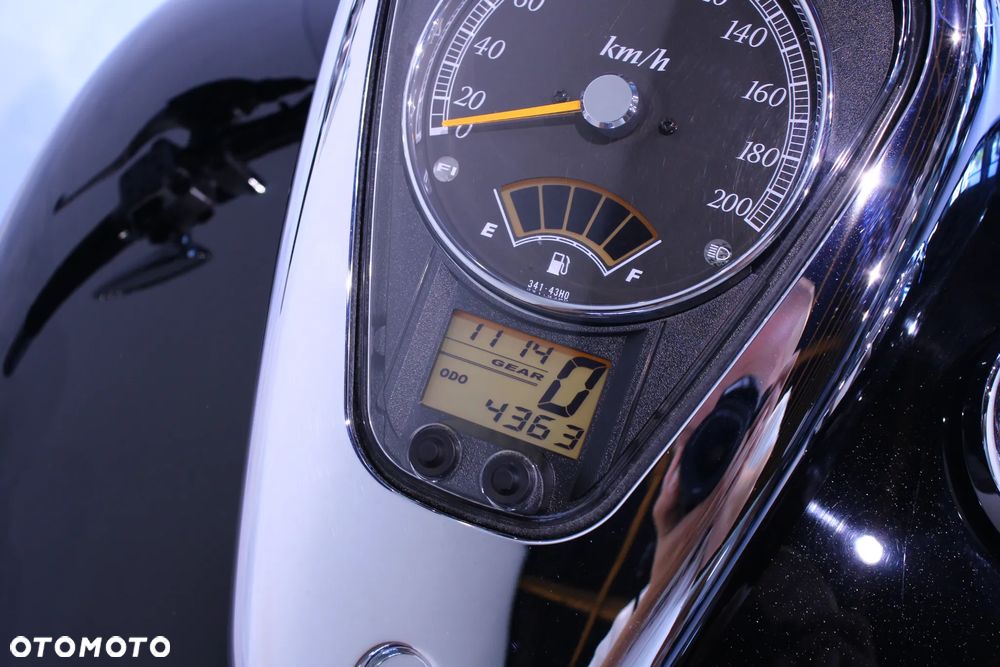 Suzuki Intruder - 8