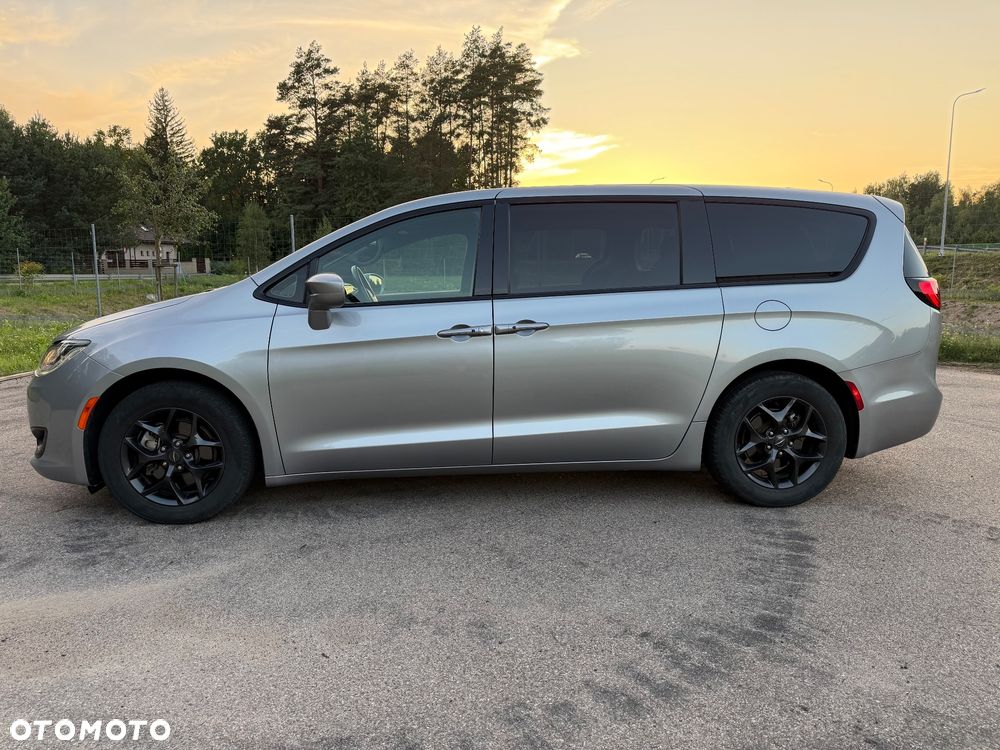 Chrysler Pacifica - 2