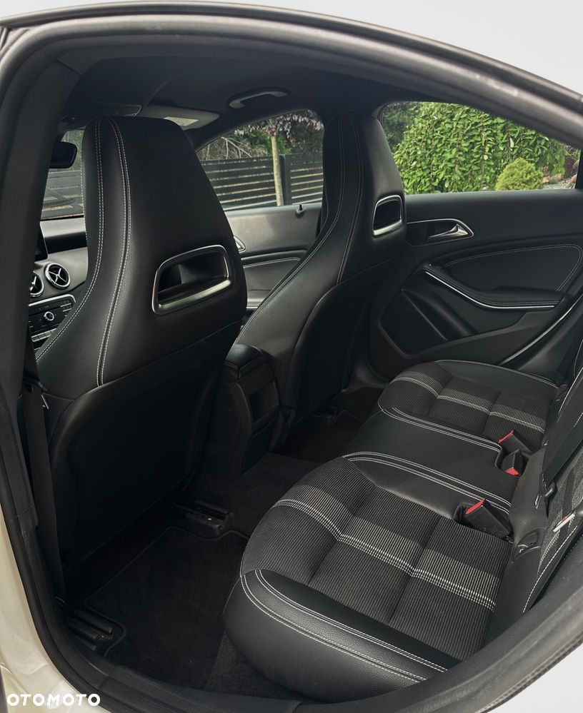 Mercedes-Benz CLA 180 7G-DCT Urban - 26