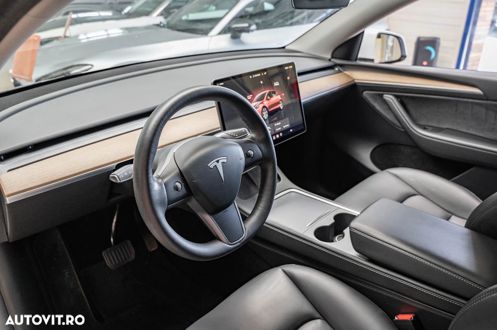 Tesla Model Y - 27